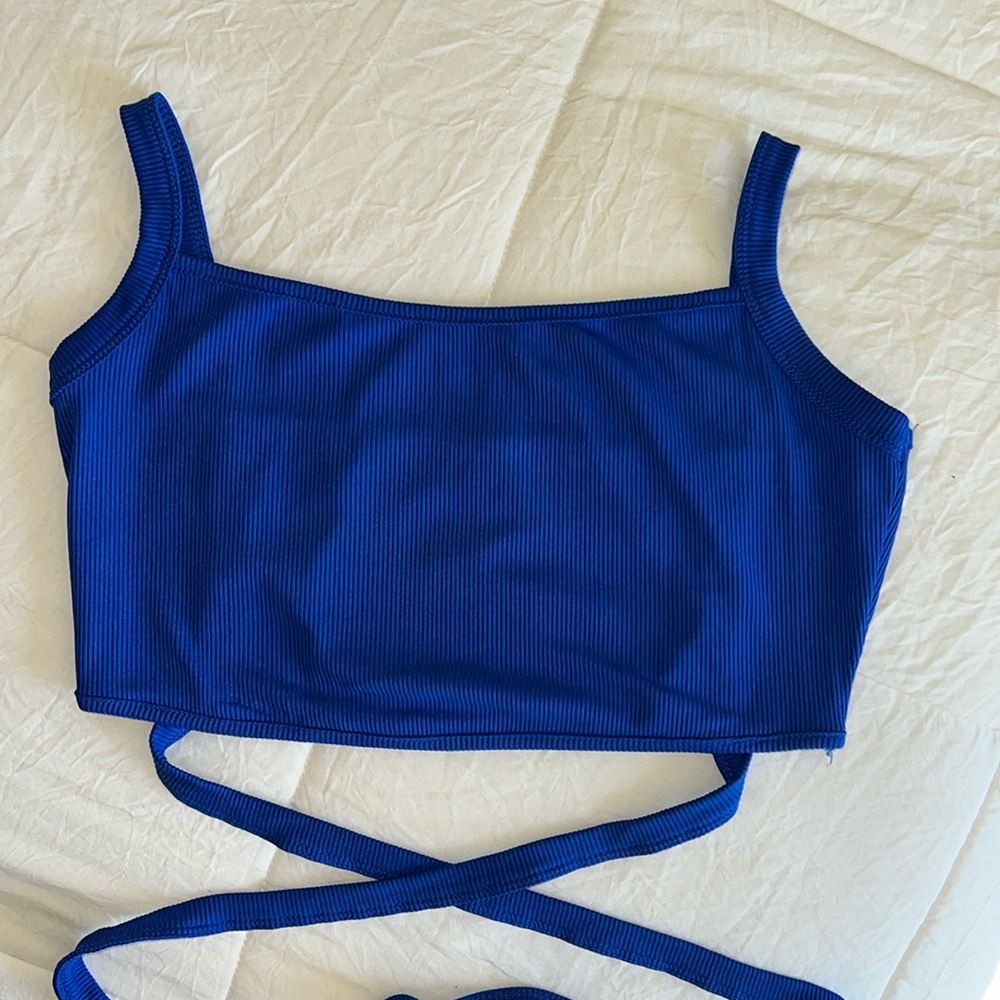 SHEIN Tie Crop Top